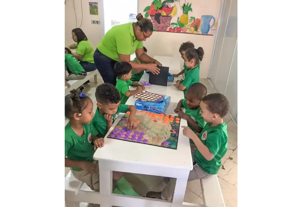 Gruppenarbeit mit Kindern beim FIJ in der Kindertagesstätte ‚La Amistad‘ in der Dominikanischen Republik